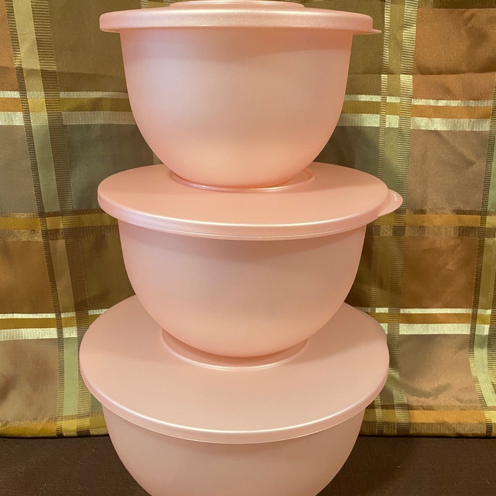 Tupperware bowl set